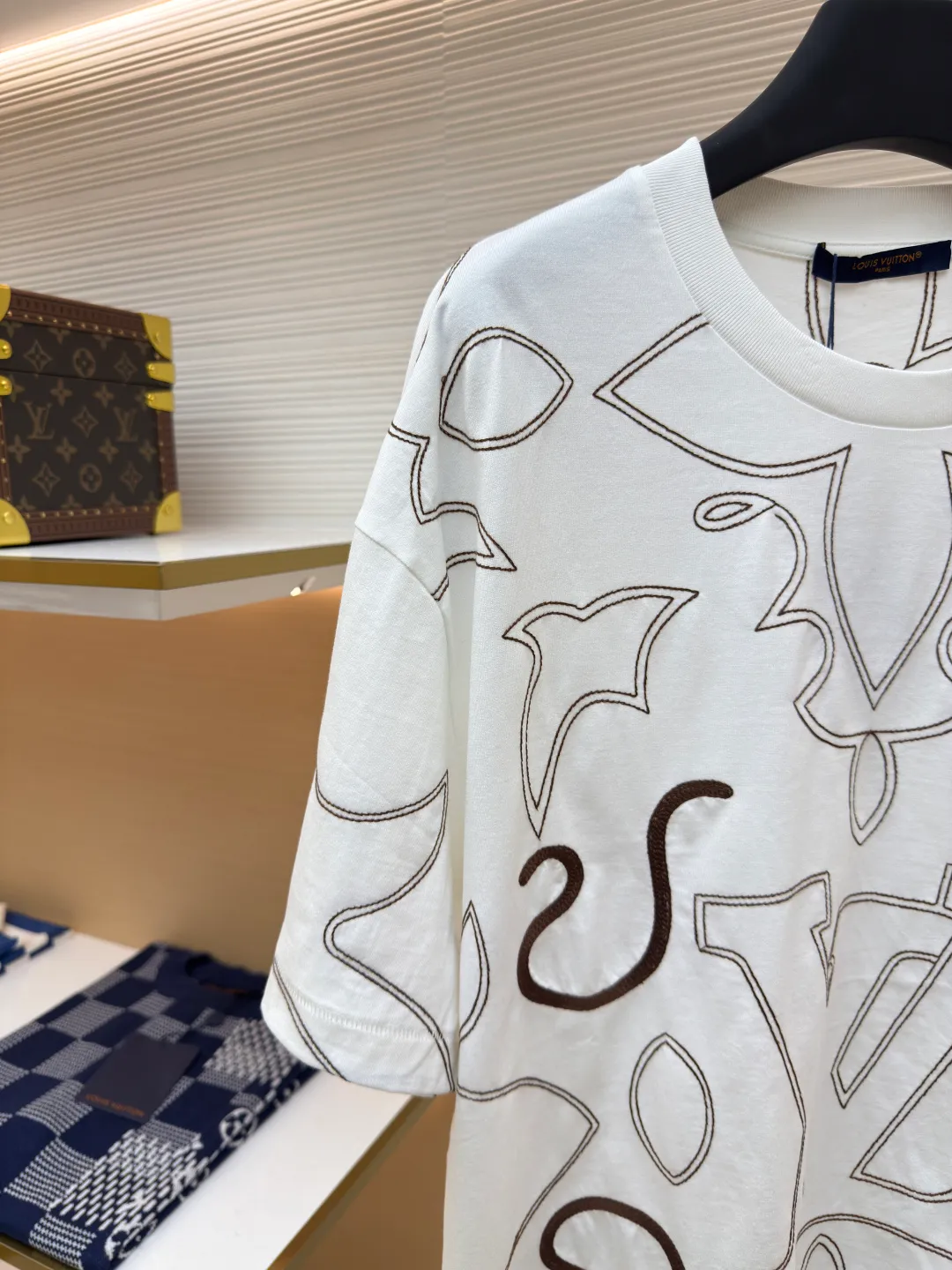 LOUIS VUITTON full-line embroidered T-shirt ●Authentic product: 12700 purchase and development ●Item number: 1680402-A45 ●Fabric: long-staple cotton fabric ●Technology: embroidery production ●Version: fitted version ●Weight: about 245 grams ●Size: The finished fabric is passed through a mercerizing machine to increase the luster of the fabric. It is matched with 32s double-strand cotton cover silk cylindrical open rib. It adopts domestic high-speed large-size embroidery. The embroidery strips are all scaled in proportion to the size of the code to ensure that the embroidery effect of each code is consistent. The embroidery lines are all horizontally restored at the side seams. The collar pattern on the front panel and the back panel are restored. The mercerized cotton thread tatami stitch method is used, and the PU film on the surface increases the three-dimensional effect. The overall wiring is straight and delicate, the fabric is comfortable and soft, and the color is consistent without color difference. It can be matched with the same style to create a fashionable look and control various occasions. Customized accessories, complete with three standards, same style for men and women!